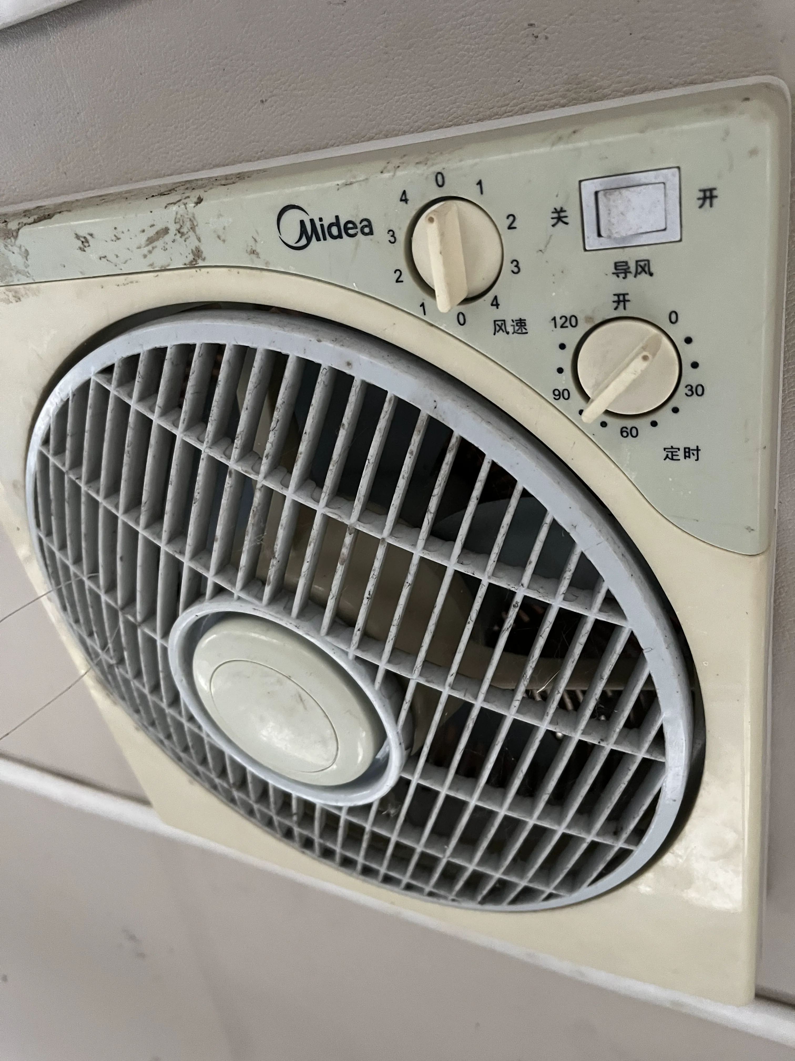 Outdated 1990s model air conditioning unit